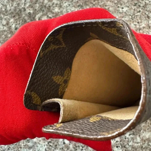 - Louis Vuitton monogram, eye glass case like new - Picture 11 of 14